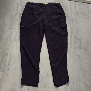 Guess dress pants  flowy /pockets & snaps  pleated front vegan silk black Size 6